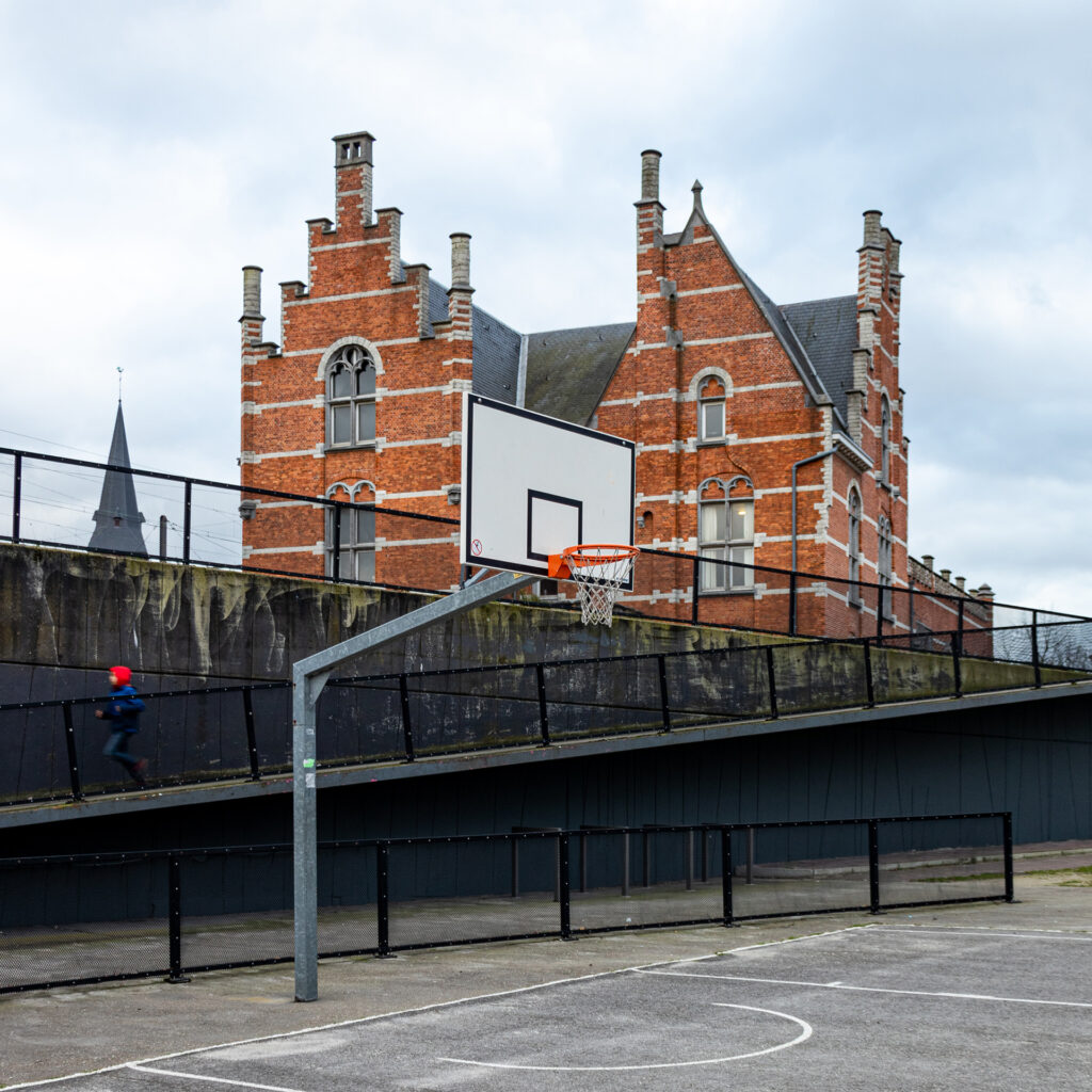 Basketballplatz vor dem Veranstaltungshaus La Gare 27 in Antwerpen