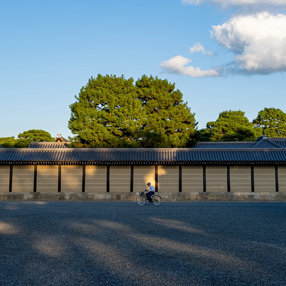 Fahrradfahrer im Nationalgarten Kyoto