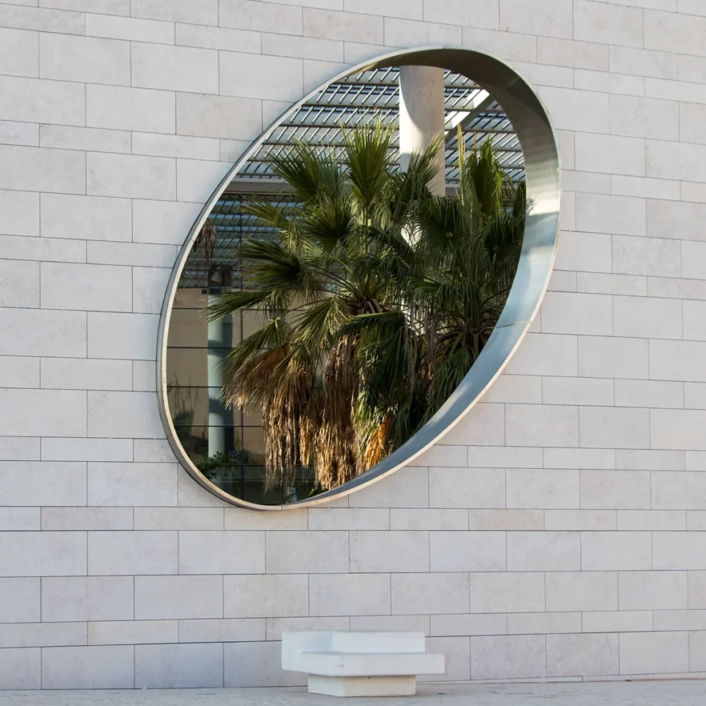 Bank vor der Fassade der Champalimaud Foundation in Lissabon